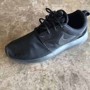 Nike shoes all black